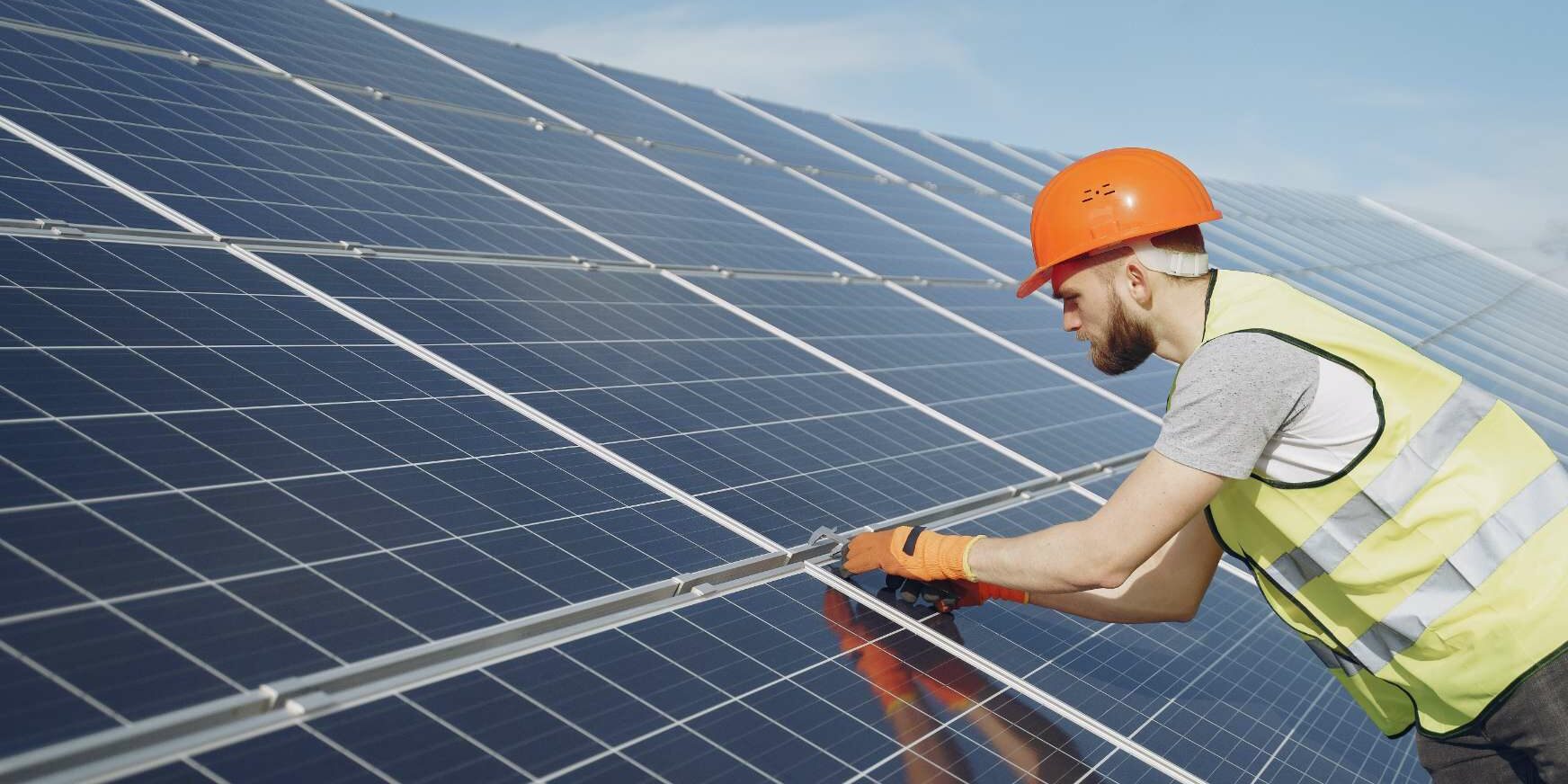 uomo lavora ai pannelli fotovoltaici