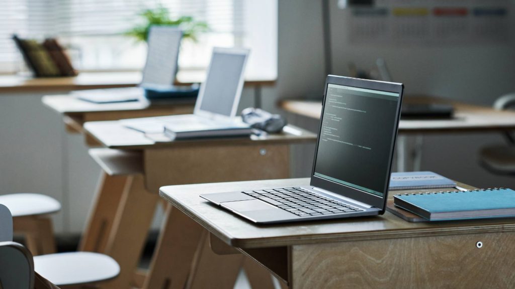 Iren dona computer ricondizionati a scuole ed enti: i RAEE, da scarti, diventano risorse nel segno dell’innovazione