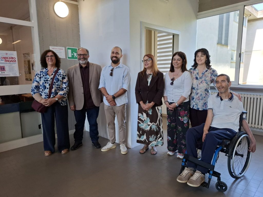 Valdarno Ambiente dona 21 computer ricondizionati alla scuola e alla biblioteca di Terranuova Bracciolini